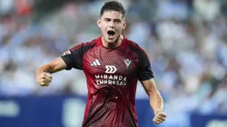 Su pase pertenece al Alavés, club con el que enfrentó a Real Madrid y Barcelona.