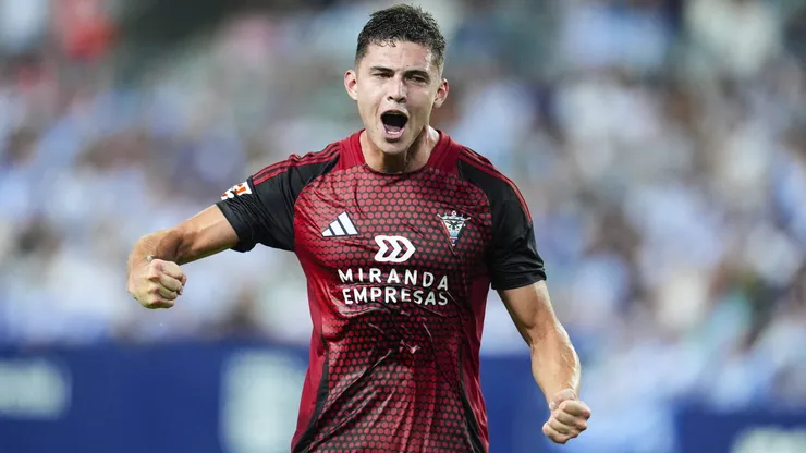 Su pase pertenece al Alavés, club con el que enfrentó a Real Madrid y Barcelona.