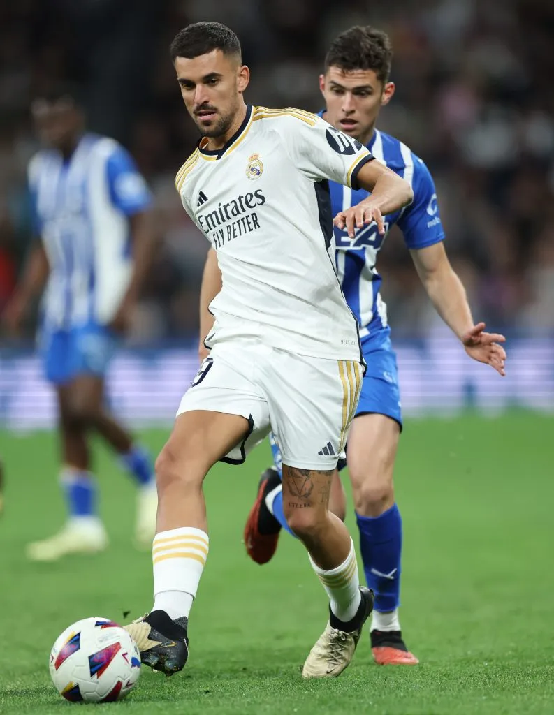 El cordobés, con la camiseta de Alavés en el Bernabéu, intentando robarle la pelota a Dani Ceballos. (Foto: Getty)