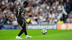 Bukayo Saka picando el penal.