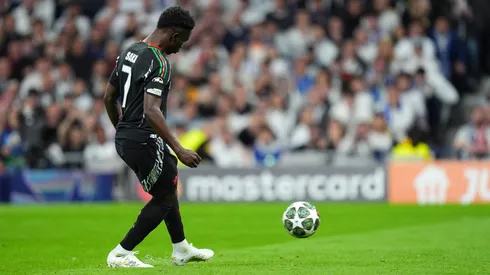 Bukayo Saka picando el penal.