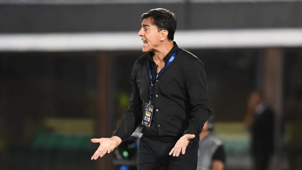 Gustavo Quinteros, el DT por el que pelean Boca y Sevilla.