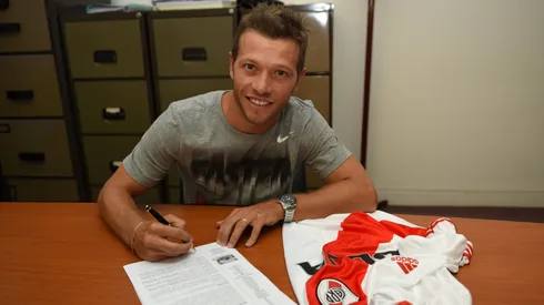 Nicolás Domingo en la firma de su contrato con River a comienzos de 2016