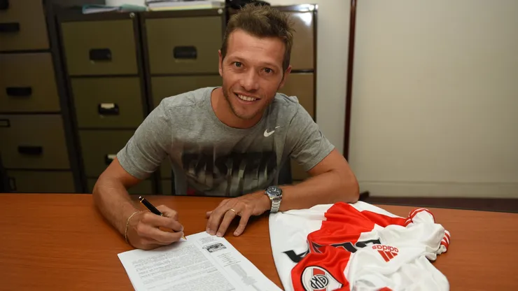 Nicolás Domingo en la firma de su contrato con River a comienzos de 2016
