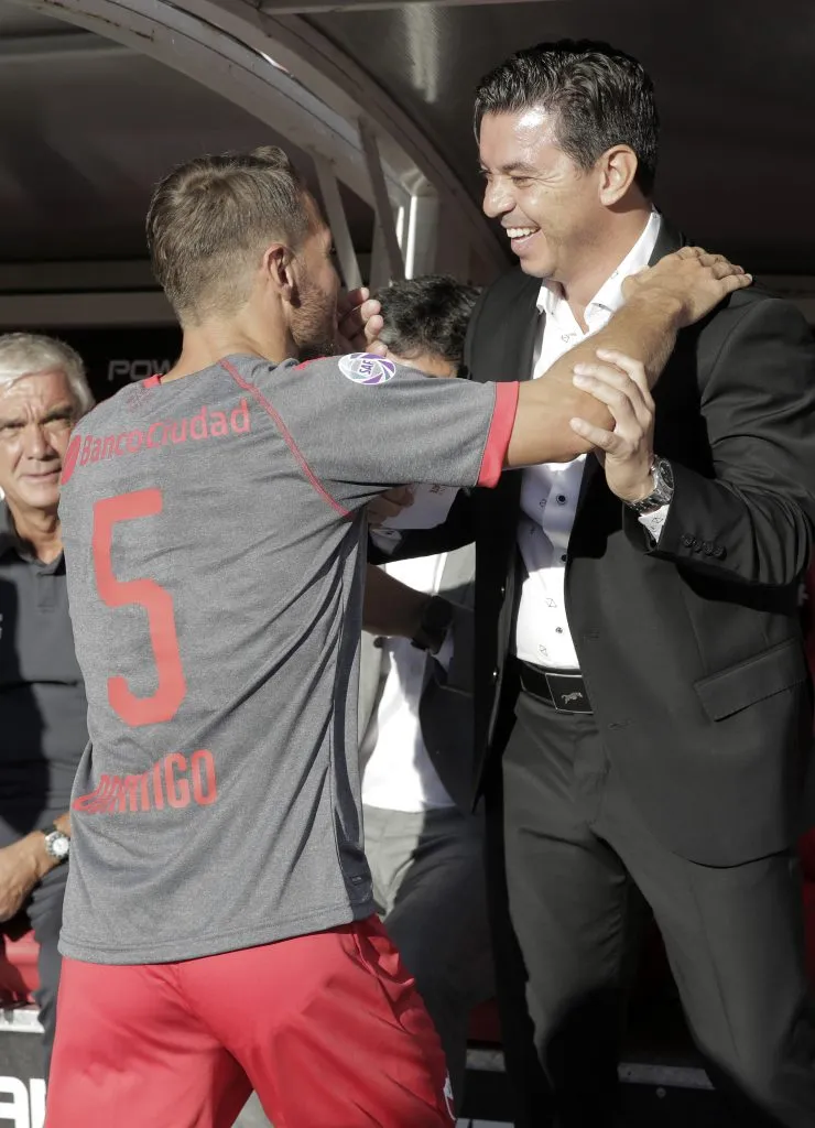 Nico Domingo, en Independiente, saluda a Gallardo en el año 2019. (Foto: Getty).
