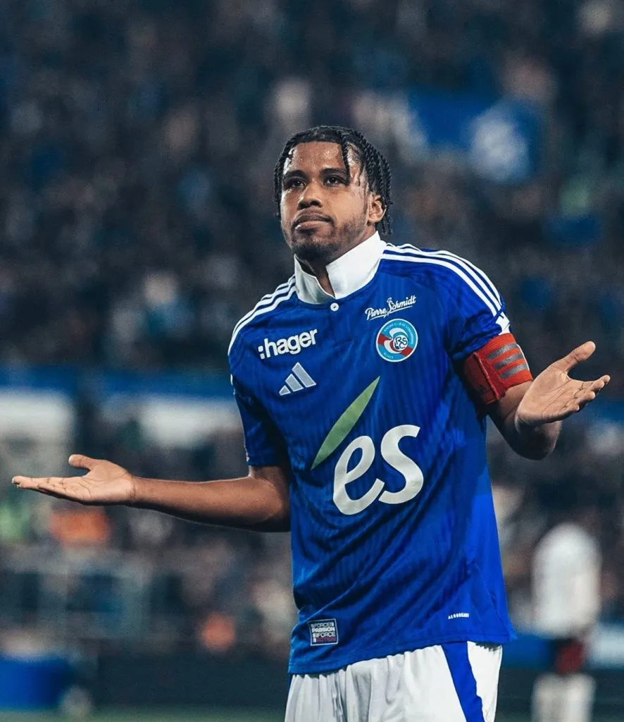 Andrey Santos brilla con Racing de Estrasburgo en la Ligue 1.