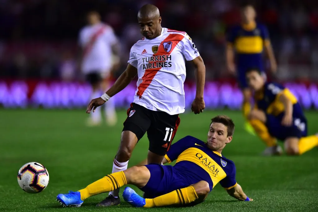 Soldano marca a De La Cruz en el Superclásico correspondiente a la ida de la semifinal de la Libertadores 2019. (Foto: Getty).