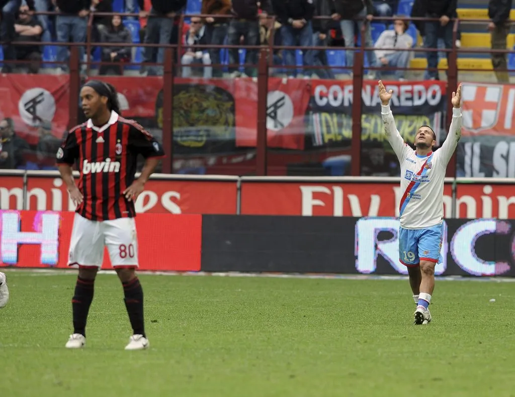 Entre sus goles más recordados, con el Catania le uno al Milan en el Giuseppe Meazza. Getty Images.