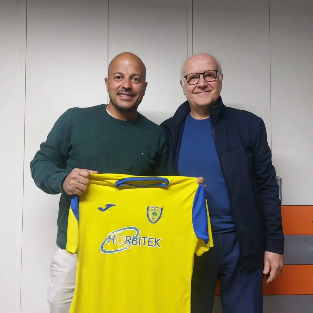 Ricchiuti y la camiseta del Faetano de San Marino. Foto IG Faetano.