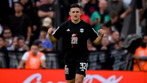 Nicolás Benegas, delantero de Deportivo Riestra, buscará su gol contra San Lorenzo.