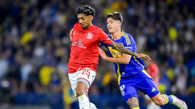 Cristian Medina es marcado por Tomás Belmonte. (Getty Images)