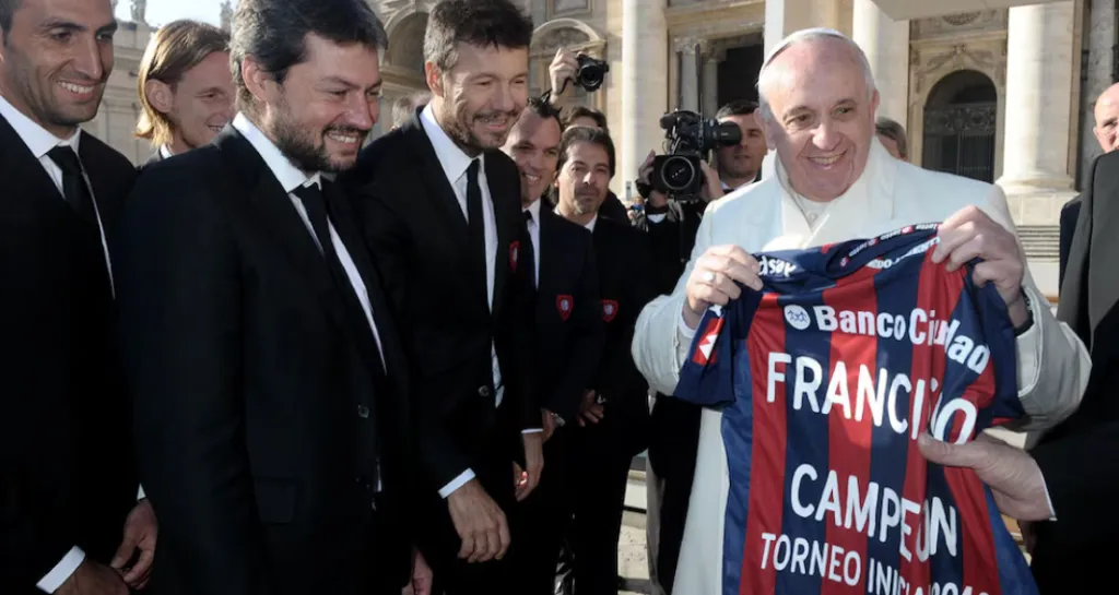 La visita del plantel de San Lorenzo tras el título de Campeón del Torneo Inicial 2014. Foto AP.