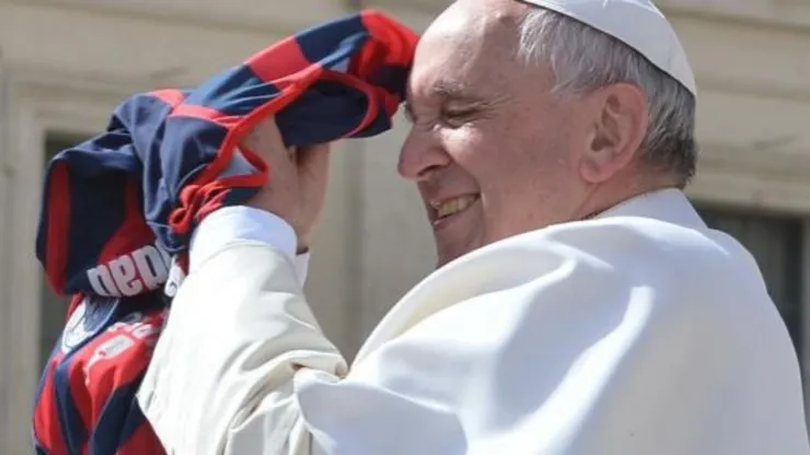 El Papa Francisco con la camiseta del Ciclón