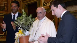 Lionel Messi junto al Papa Francisco y Gianluigi Buffon.