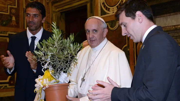 Lionel Messi junto al Papa Francisco y Gianluigi Buffon.