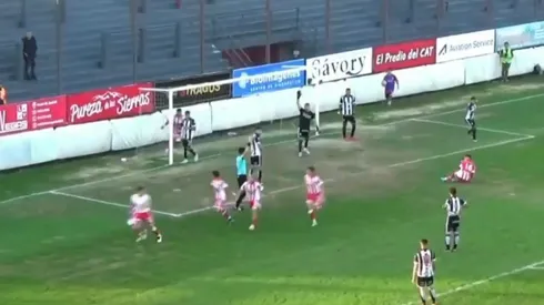 La pelota entró en el arco, el árbitro marcó el final y anuló el gol: escándalo en la Primera Nacional