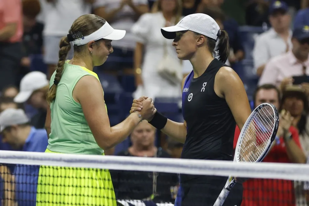 Ostapenko saluda a Swiatek tras haberle ganado en US Open 2023. (Foto: Getty).