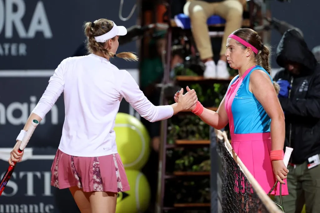 Tenso saludo entre Rybakina y Ostapenko en el WTA 1000 de Roma 2023. (Foto: Getty).