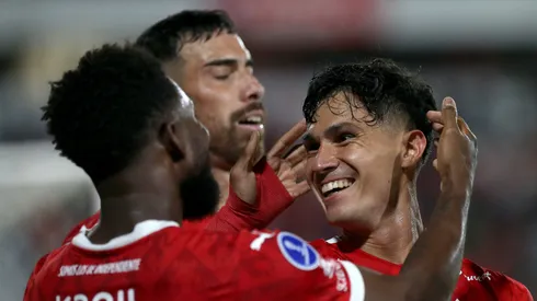 Los jugadores de Independiente festejan eufóricamente.