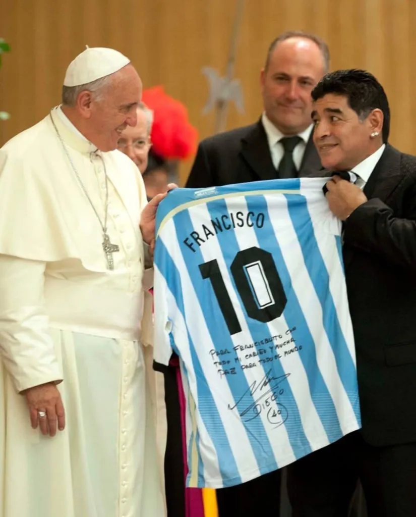 Maradona fue la gran atracción del primer Partido por la Paz.