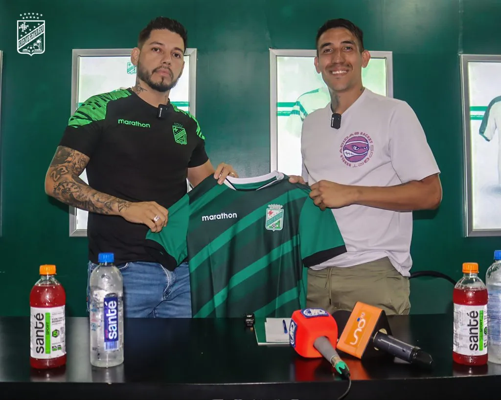 Ricardo Centurión al firmar contrato con Oriente Petrolero. (Foto: Prensa Oriente Petrolero).