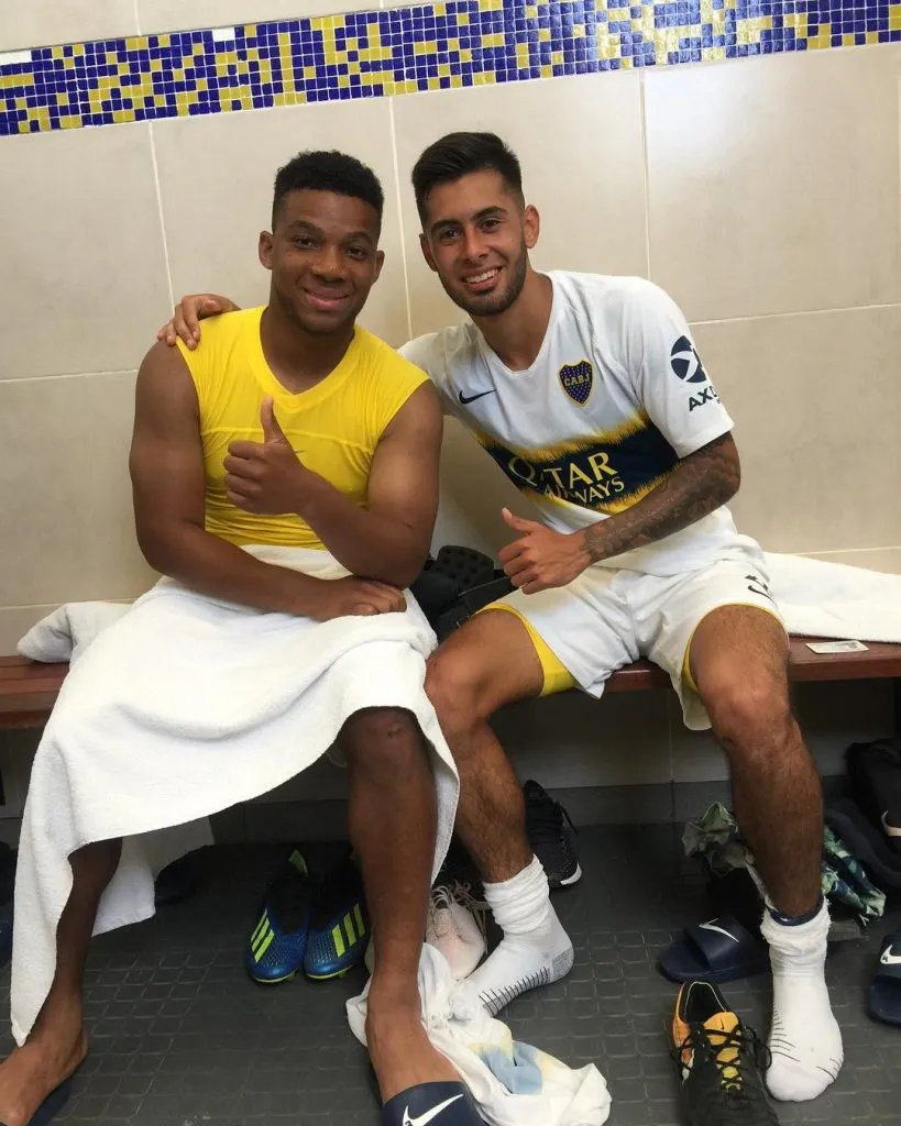 Lisandro Mercuri junto a Frank Fabra.