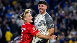 Santiago Ascacibar y Matías Mansilla celebran el penal atajado a Edinson Cavani en el último partido de Estudiantes de La Plata.