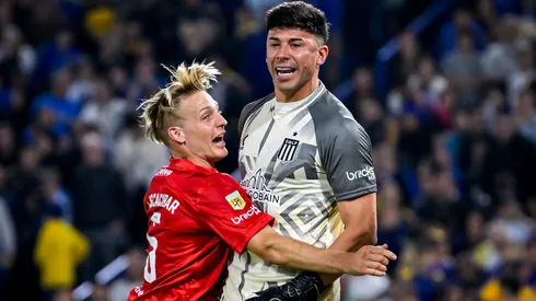 Santiago Ascacibar y Matías Mansilla celebran el penal atajado a Edinson Cavani en el último partido de Estudiantes de La Plata.