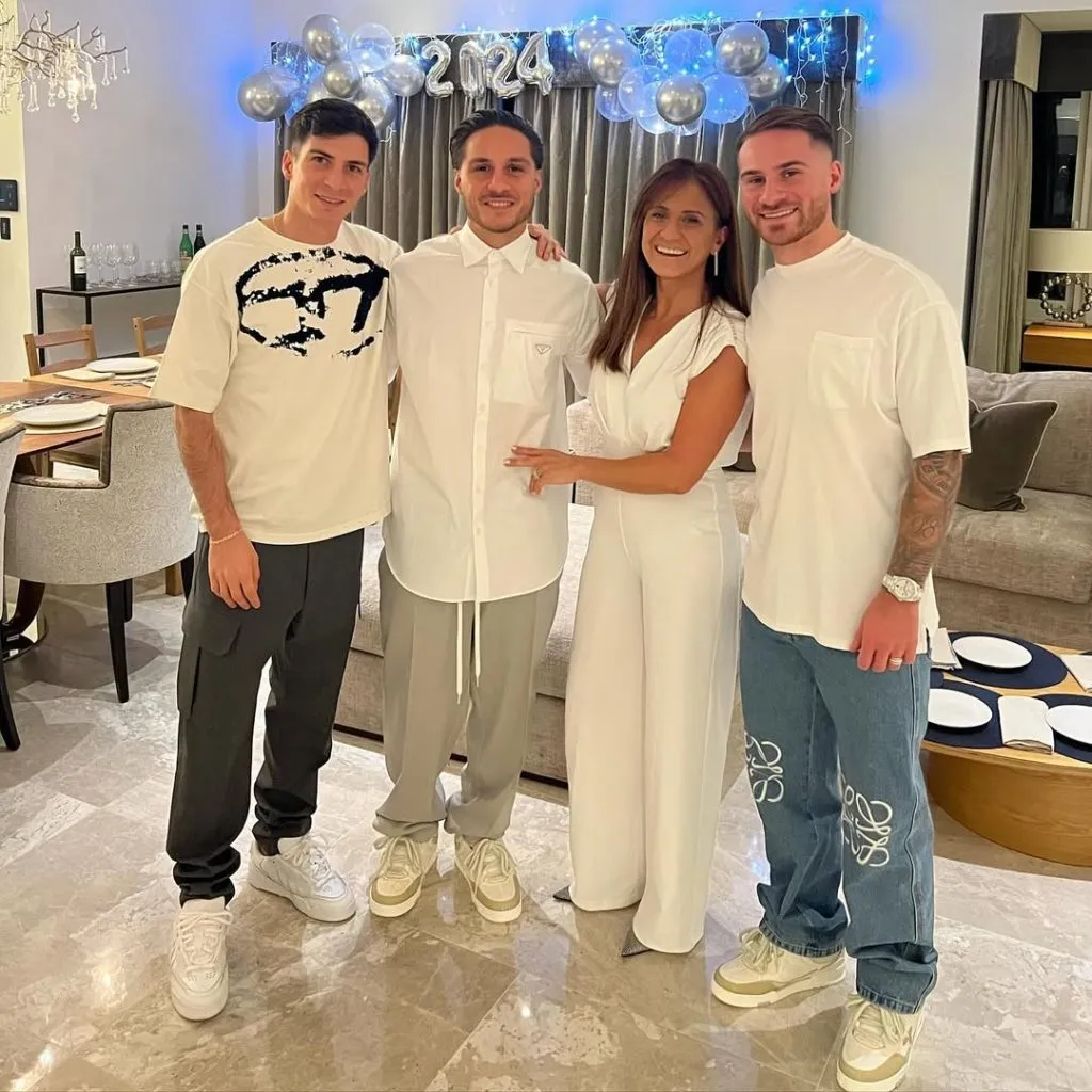 Francis, Kevin y Alexis Mac Allister junto a su madre.