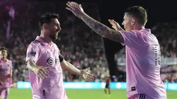 Lionel Messi celebra un gol junto a Robert Taylor.