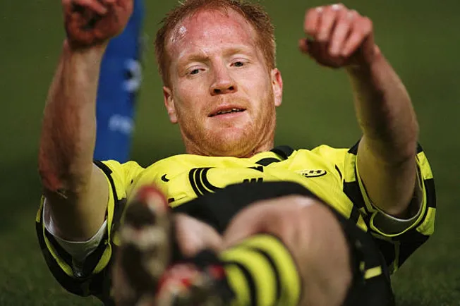 Una lesión de rodilla lo llevó a su temprano retiro del fútbol.