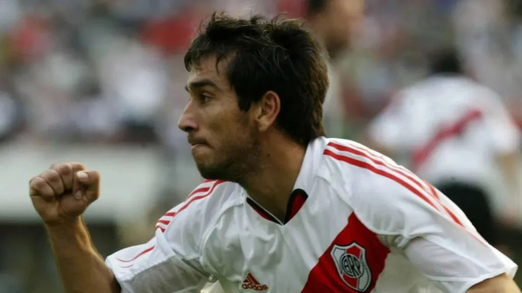 Pipino Cuevas celebrando un gol ante Boca.
