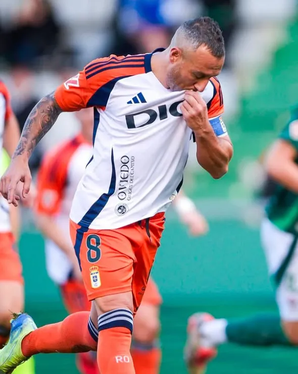 Cazorla es el líder y referente del Real Oviedo mientras agota sus últimos cartuchos (Foto:@santicazorla).