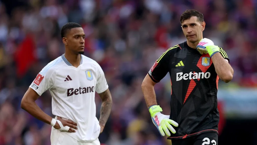 Emiliano ‘Dibu’ Martínez y Ezri Konsa, del Aston Villa. (Getty)