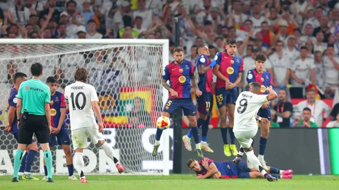 El golazo de tiro libre de Kylian Mbappé para el 1-1 de Real Madrid