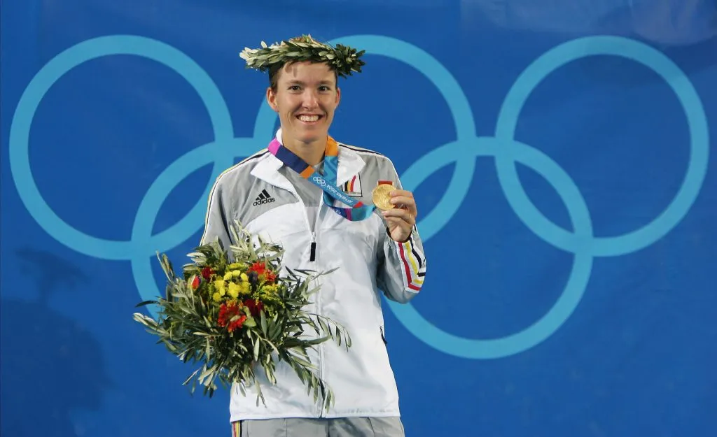 Justine Henin al recibir la medalla de oro en los Juegos Olímpicos de Atenas 2004. (Getty Images)