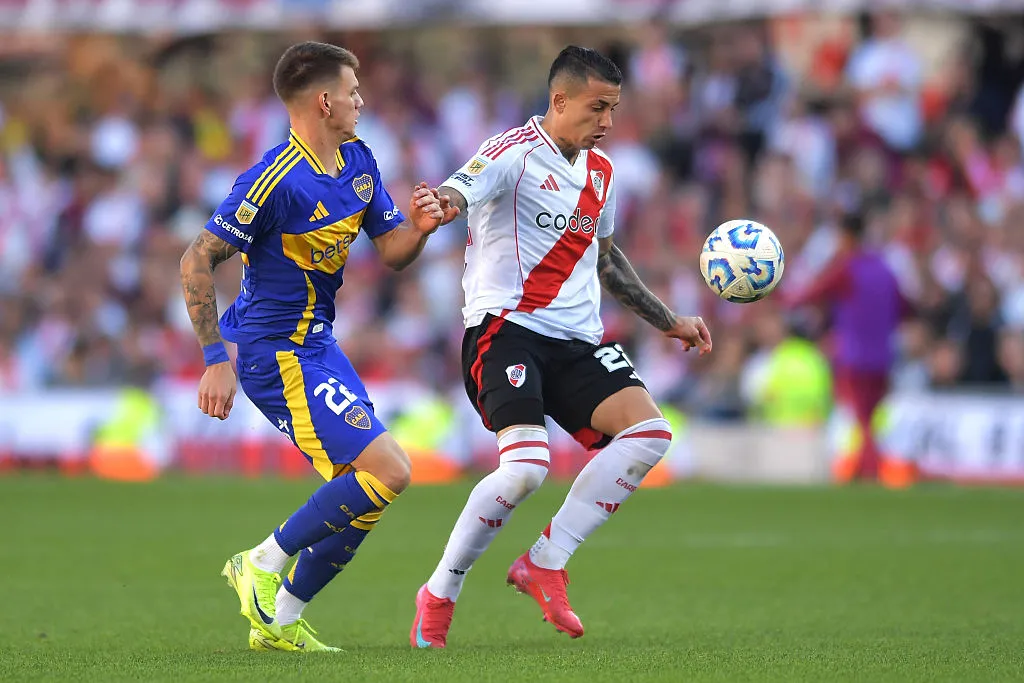Kevin Castaño disputando una pelota. (Foto: Getty)