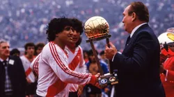 River Plate recibiendo el trofeo de la Copa Intercontinental de 1986.
