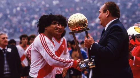 River Plate recibiendo el trofeo de la Copa Intercontinental de 1986.