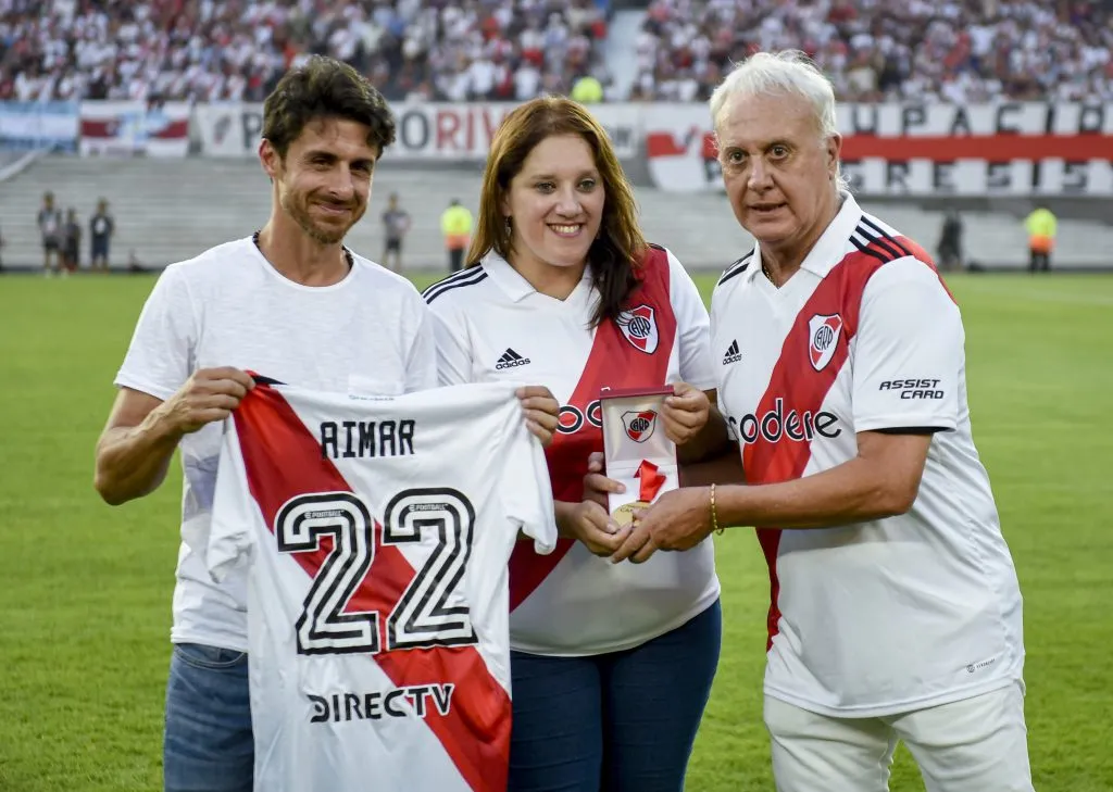 Pablo Aimar, Cintia Luque -hija de Leopolgo- y Beto Alonso. (Foto: Getty).