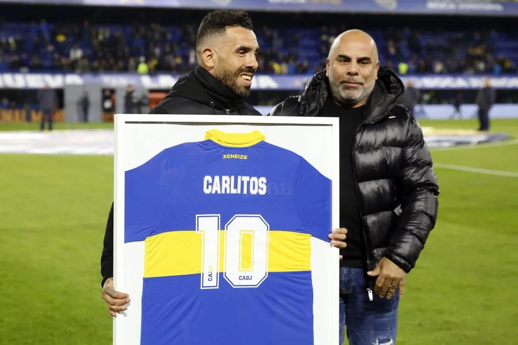 Carlos Tévez y Mauricio Serna. (Foto: Getty).