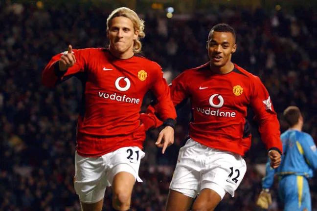 Forlán apenas jugó 45 partidos en dos temporadas con el United, convirtió 17 goles y ganó 3 títulos.