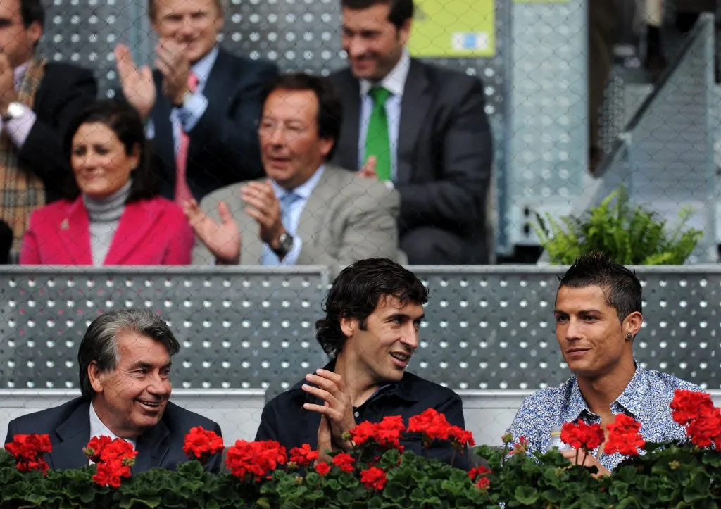 Manuel Santana, Raúl González y Cristiano Ronaldo en el Masters 1000 de Madrid de 2010. (Foto: Getty).