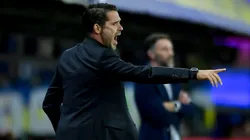 Fernando Gago dando indicaciones como DT de Boca Juniors, con el "Kily" González detrás, cuando era entrenador de Unión de Santa Fe.