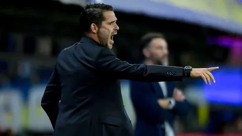 Fernando Gago dando indicaciones como DT de Boca Juniors, con el "Kily" González detrás, cuando era entrenador de Unión de Santa Fe.