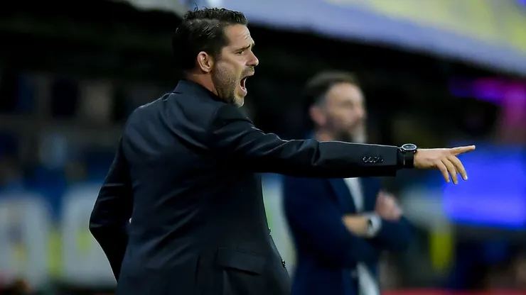 Fernando Gago dando indicaciones como DT de Boca Juniors, con el "Kily" González detrás, cuando era entrenador de Unión de Santa Fe.