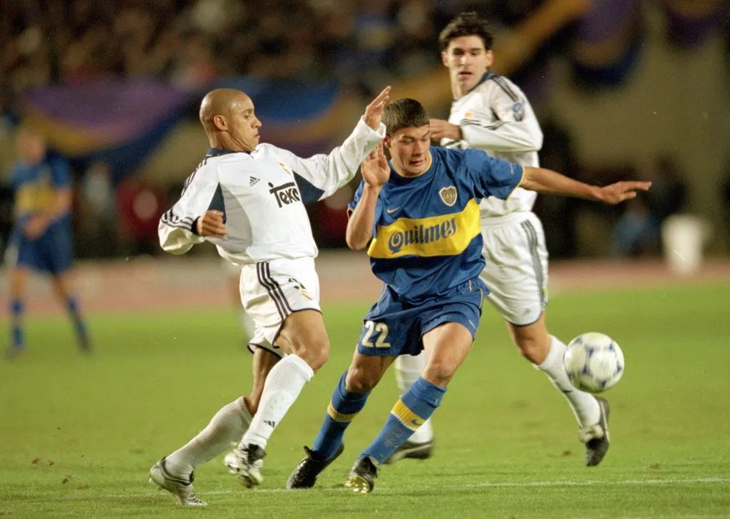 Sebastián Battaglia marcado por Roberto Carlos, en la final de la Copa Intercontinental 2000. (Getty Images)
