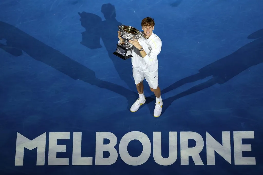 Sinner celebra su conquista en el Abierto de Australia 2025. (Foto: Getty).