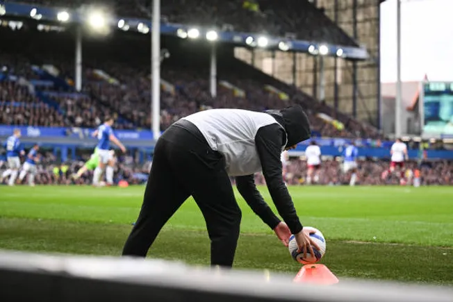 Los alcanzapelotas ahora pondrán las mismas en soportes individuales, repartidos en la cancha.