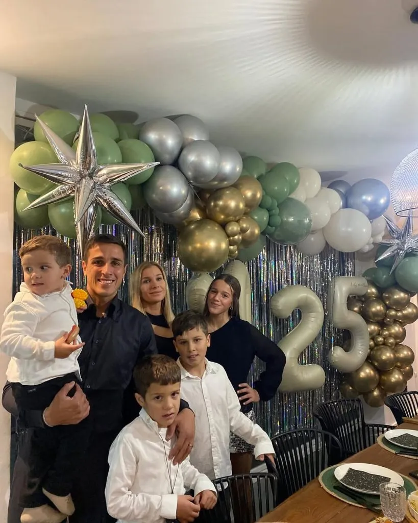 Celebrando con su familia la llegada del 2025. Foto IG Oscar Trejo.